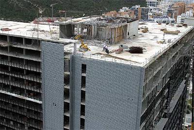 Un robot (a la izquierda de la fotografía) demolía ayer parte del hotel Atrium de La Vila Joiosa (Alicante).