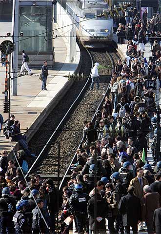 Los estudiantes invaden la estación del Norte en París.
