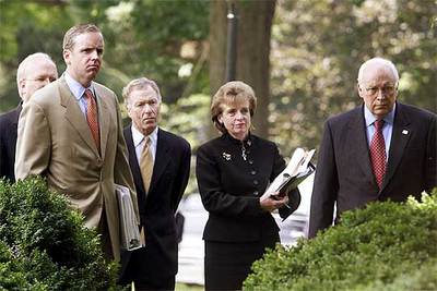 Lewis Libby (tercero por la izquierda) y el vicepresidente de EE UU, Dick Cheney (a la derecha), en julio de 2005.