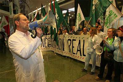 Afiliados de los sindicatos convocantes, en la concentración de ayer en el hospital de Cruces.