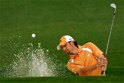 Sergio García saca la bola de un búnker ayer durante su recorrido en Augusta.