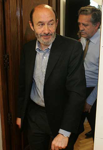 Pérez Rubalcaba y López Garrido salen de los despachos del grupo parlamentario tras anunciarse la remodelación del Gobierno.