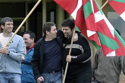 El portavoz de la ilegalizada Batasuna, Arnaldo Otegi, a su salida de la prisión de Soto del Real.