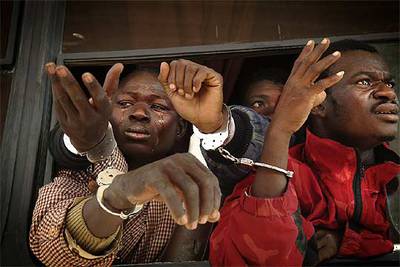 La fotografía premiada de la serie  Subsaharianos en las cercanías de la valla de Ceuta y su expulsión al desierto. 