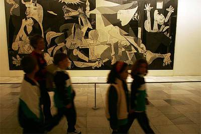 Un grupo de escolares pasa ante el  Guernica  en el Museo Reina Sofía.