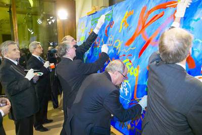 Los ministros pintan el mural  La imagen de Europa,  que será subastado para obras de caridad, ayer en Viena.