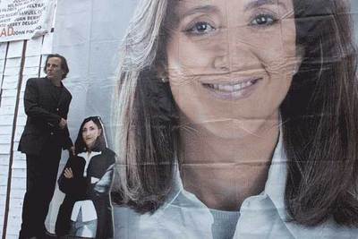 Juan Carlos Lecompte, delante de una enorme foto de su mujer, Ingrid Betancourt, en un acto en Bogotá en el segundo aniversario del secuestro.