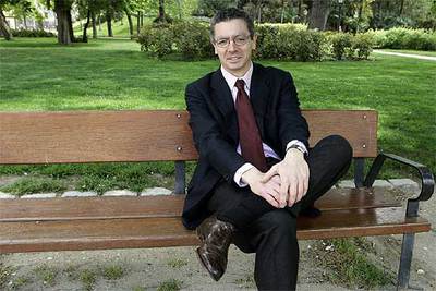 Alberto Ruiz-Gallardón, en un banco del parque del Retiro el pasado miércoles, poco después de inaugurar el túnel de O'Donnell.