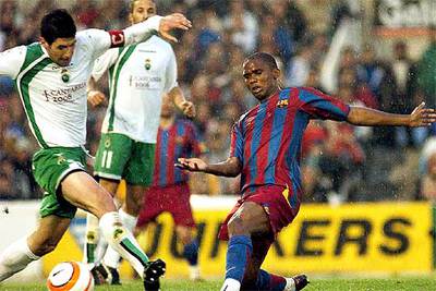 Moratón intenta cortar un envío de Eto'o.