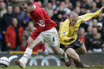 Rooney se escapa del defensa suizo del Arsenal, Senderos.