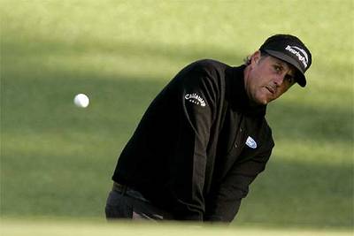 Phil Mickelson, en un golpe corto hacia la bandera.