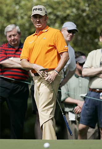 Miguel Ángel Jiménez, tras dar un  putt. 