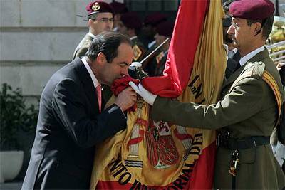 José Bono besa la bandera española en su despedida como ministro de Defensa.