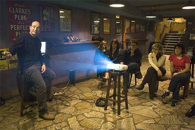 Un momento de una de las sesiones para dejar de fumar en el bar O'Connors.