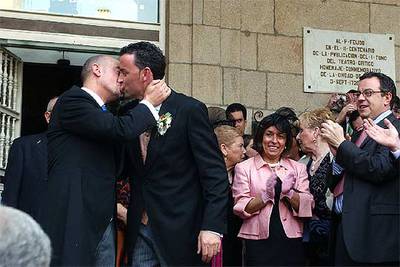 El edil de Cultura del Ayuntamiento de Ourense, José Araújo (izquierda), y su pareja Nino Crespo se besan tras celebrar la boda en el Ayuntamiento.