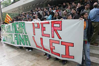 ESTUDIANTES DE FILOLOGIA CATALANA EXIGEN QUE SE CUMPLA LA LEY