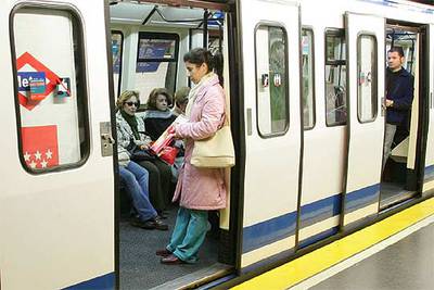 Un tren varado en Alonso Martínez durante los paros de los empleados del metro en señal de luto.