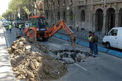 Socavón en la avenida de la Ciudad de Barcelona