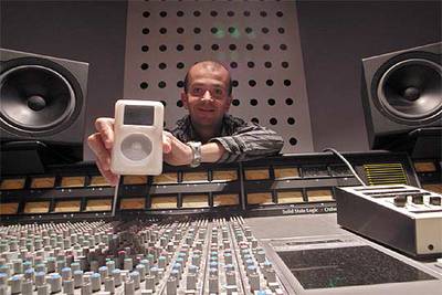 El productor musical David Revuelto, en el madrileño Sae Institute, se ha convertido en profesor accidental sobre ipodmanía.