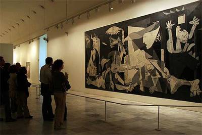 Visitantes del Reina Sofía contemplan el  Guernica  ayer en Madrid.