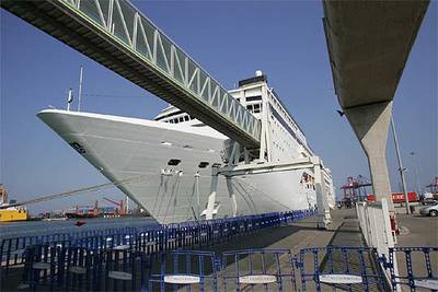 El buque 'Ópera' da la salida a la campaña de cruceros en Valencia