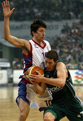 Ukic intenta frenar el avance de Lakovic.