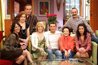 Los actores de  7 vidas,  con Jesús Vázquez en el centro, en el capítulo de despedida de la serie.