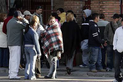 Ciudadanos ecuatorianos esperan ante el consulado en Madrid.