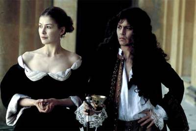 Rosamund Pike y Johnny Depp, en una imagen de  The Libertine. 