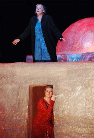 Solveig Kringelborn, arriba, y Patricia Bardon, en una escena de  Adriana Mater. 