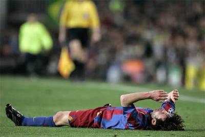 Messi se duele en el césped tras lesionarse en el partido de Liga de Campeones ante el Chelsea.