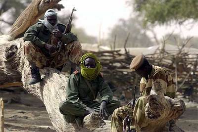 Soldados chadianos vigilan una zona de la frontera con Sudán en enero de 2004.