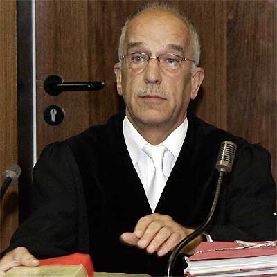 El juez,  al comienzo de la sesión.