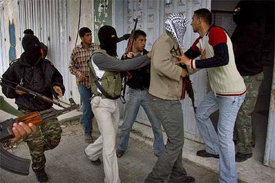 LOS POLICÍAS DE GAZA EXIGEN SU SALARIO