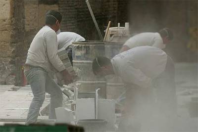 Unos operarios trabajan en una obra en Valencia.