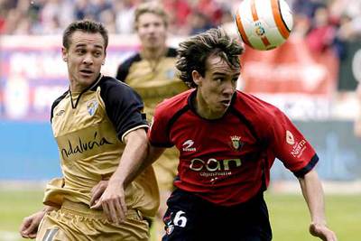 David López se anticipa a Nacho.