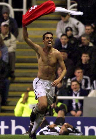 Edu celebra un gol con el Arsenal.