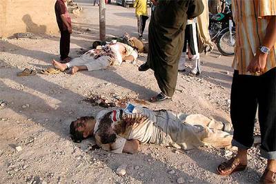 Los cadáveres de tres policías asesinados yacen en una calle de Ramadi, en la provincia de Al Anbar, con una nota sobre el pecho en la que puede leerse: 