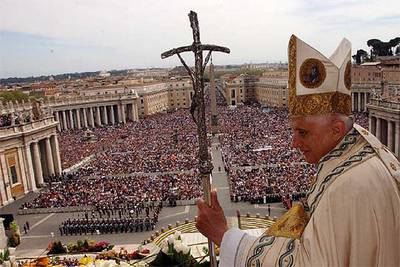 Más de 100.000 fieles se concentraron ayer en la plaza de San Pedro para recibir del papa Benedicto XVI la bendición  urbi et orbi.  En primer plano, el pontífice en el balcón del Vaticano.