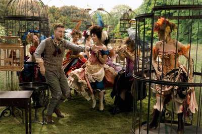 El barítono Ben Davis, en el papel de Papageno, rodeado de extras en una escena de  La flauta mágica. 