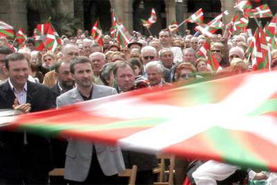 El  lehendakari,  Juan José Ibarretxe (a la izquierda), y el presidente del PNV, Josu Jon Imaz, durante la celebración del Aberri Eguna el domingo en Bilbao.