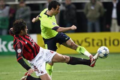 Giuly remata para conseguir el gol.