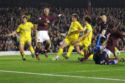 Kolo Toure (derecha) remata el gol del Arsenal superando a Barbosa, portero del Villarreal.