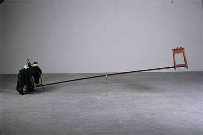  Instalación   Une table qui aiguisera votre apetit-le poid poli   (2003),  de Francisco Tropa.