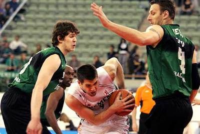 Felipe Reyes, con el balón, intenta penetrar entre Flis (izquierda) y Betts.
