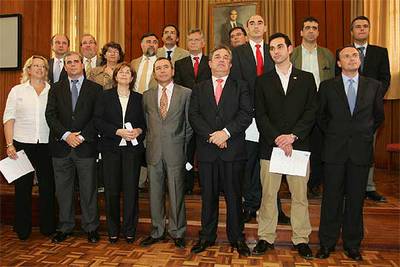 Los miembros de la gestora que se hará cargo del Ayuntamiento de Marbella, junto al presidente de la diputación de Málaga, Salvador Pendón (tercero por la derecha).