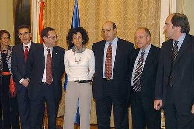 De izquierda a derecha, los rectores Esther Giménez-Salinas, Jesús María Sanz y Juan Vázquez; la ministra Mercedes Cabrera; el secretario de Estado Salvador Ordóñez y los rectores David Aguilar y Ángel Gabilondo.