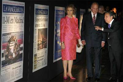 La reina Sofía y el rey Juan Carlos visitan con el conde de Godó la exposición sobre  La Vanguardia. 