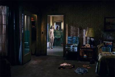 Foto sin título de la serie 'From beneath the roses' (2005), de Gregory Crewdson.
