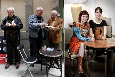 En la foto de la izquierda, los escritores de novela negra Petros Márkaris, Andreu Martín y Francisco González Ledesma (de izquierda a derecha); en la foto de al lado, las ganadoras de los premios que conceden los lectores de la revista de libros   Qué Leer  , Rosa Montero y Elizabeth Kostova (de izquierda a derecha).